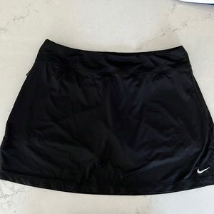 Women’s Nike tennis/golf skirt w/ shorts liner, perfect condition, size medium